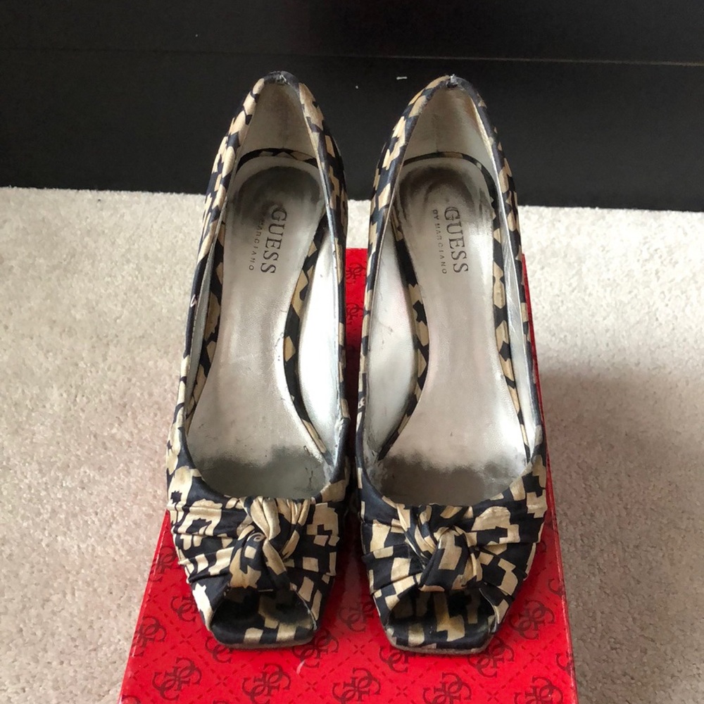 Guess Open-Toe Black & Tan Fabric Wedge Shoes 8.5
